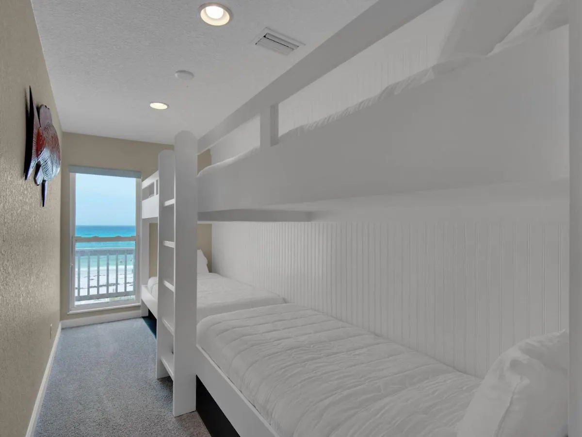 Quiet Surf Townhomes II #5 By Newman-Dailey دستين